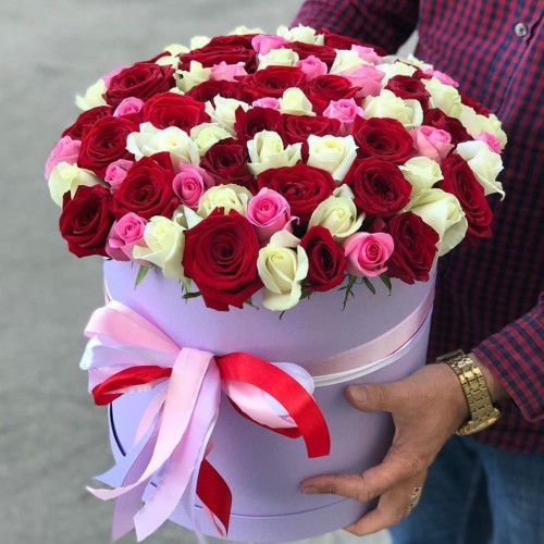Купить на заказ 51 радужная роза в коробке с доставкой в Астане