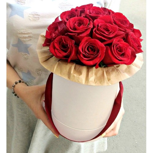 Купить на заказ 11 красных роз в коробке с доставкой в Астане