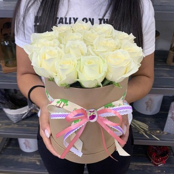 15 white roses in a box