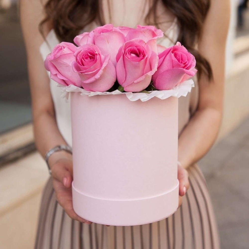 9 розовых роз в коробке