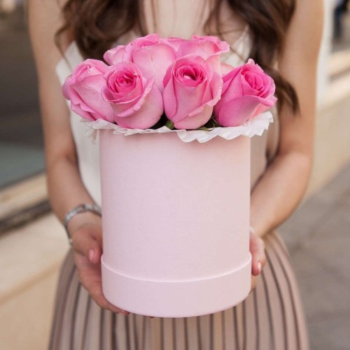 Купить на заказ 9 розовых роз в коробке с доставкой в Астане