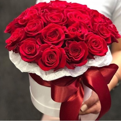 Купить на заказ 15 красных роз в коробке с доставкой в Астане
