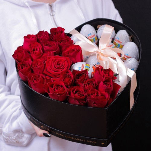 Купить на заказ Коробка роз и киндеров с доставкой в Астане