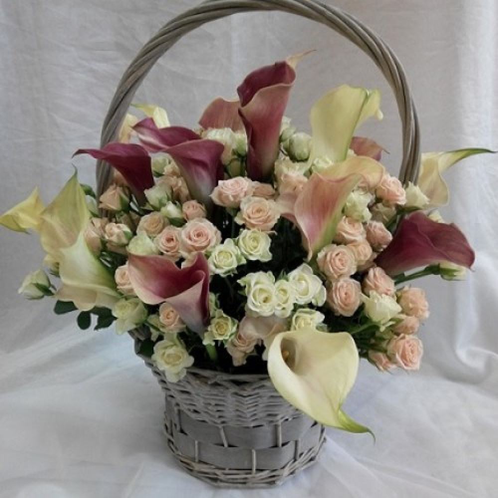 Basket with callas and bush roses